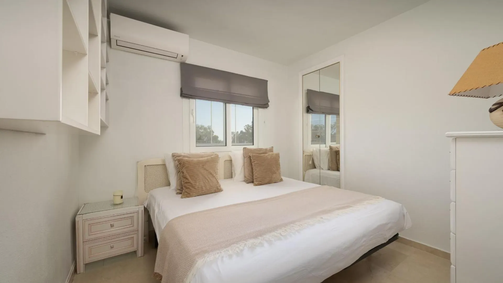 Apartamento Cozy 2- Bedroom Duplex Penthouse With Rooftop Solarium In Calahonda Sitio de Calahonda