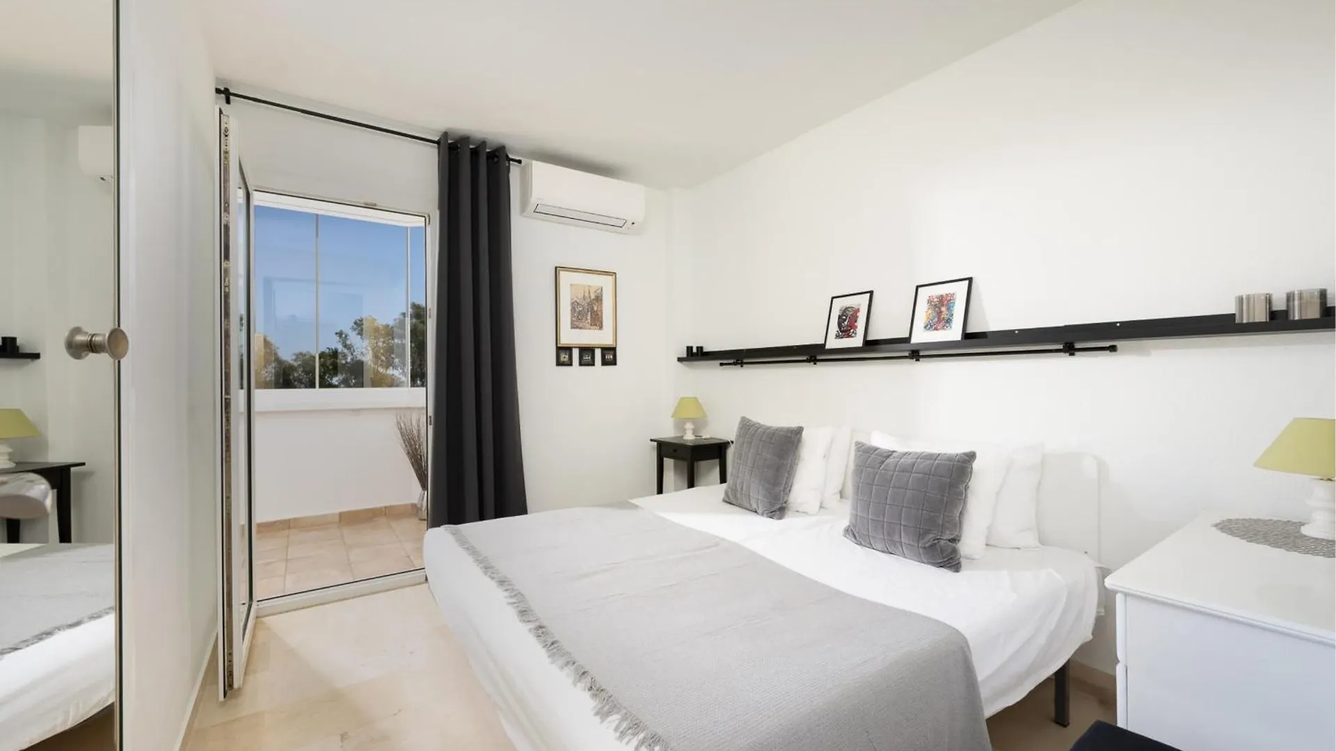 Cozy 2- Bedroom Duplex Penthouse With Rooftop Solarium In Calahonda Sitio de Calahonda