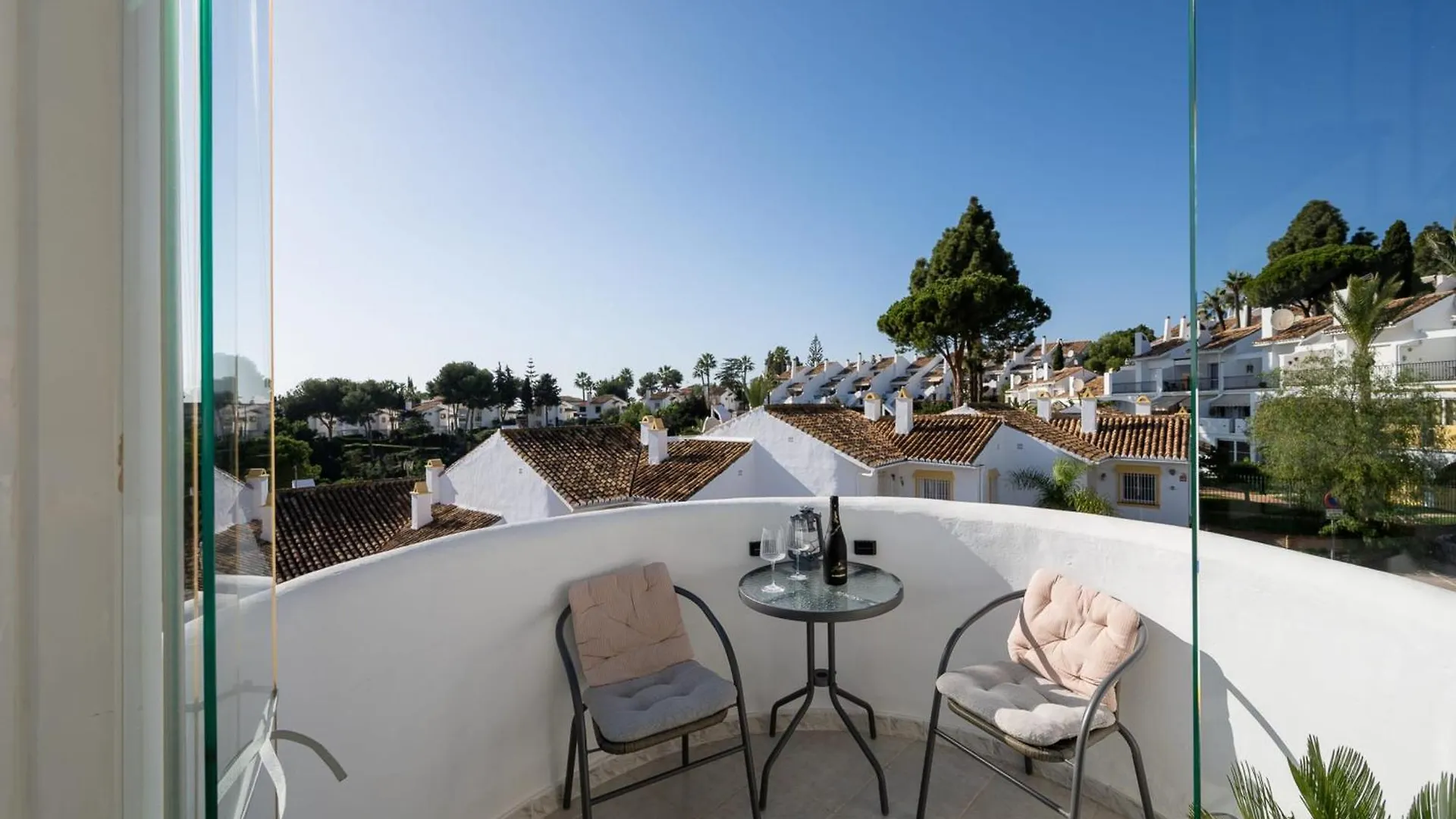 Cozy 2- Bedroom Duplex Penthouse With Rooftop Solarium In Calahonda Sitio de Calahonda 西班牙